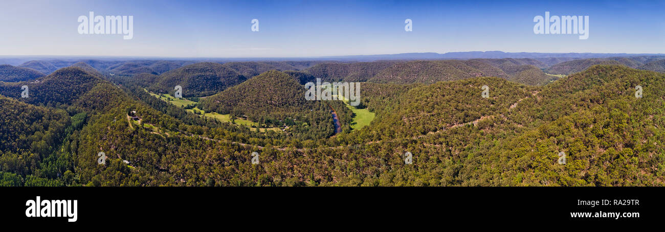 Putty strada che corre sulla parte superiore della collina gamma attraverso la gomma-tree boschi lungo il fiume Colo Colo in parte le altezze delle Blue Mountains National Park in Australia. Foto Stock