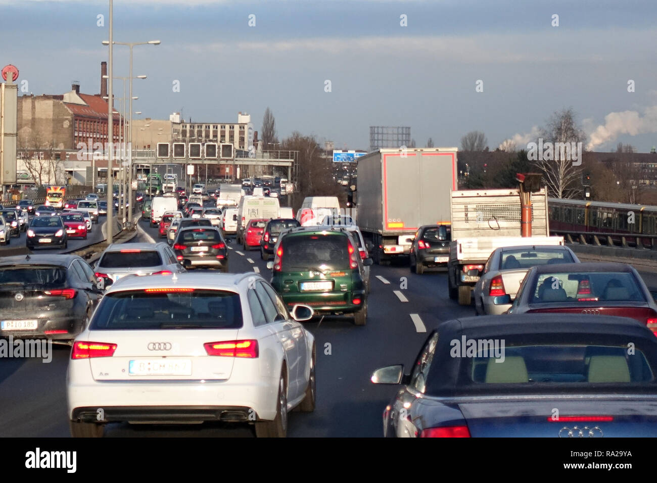 27.02.2018, Berlin, Berlin, Deutschland, Stau auf der A100 in Richtung Norden in Hoehe der Abfahrt Tempelhofer Damm. 00S180227D139CARO.JPG [modello rele Foto Stock