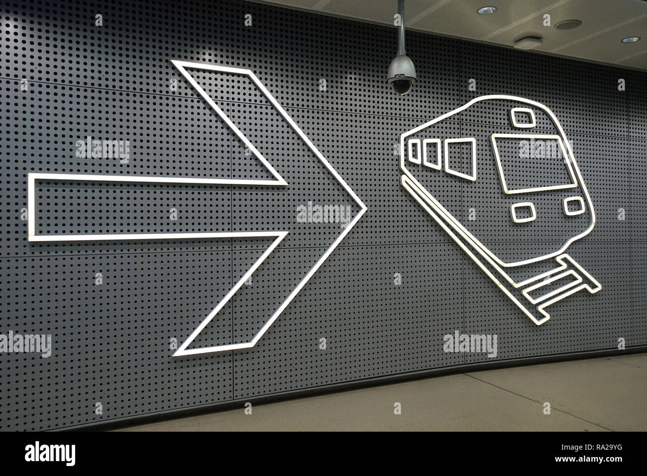 01.03.2018, Uusimaa, Vantaa, Finnland, Pfeil und Piktogramm eines Zuges. 00S180301D143CARO.JPG [modello di rilascio: non applicabile, la proprietà di rilascio: non un Foto Stock