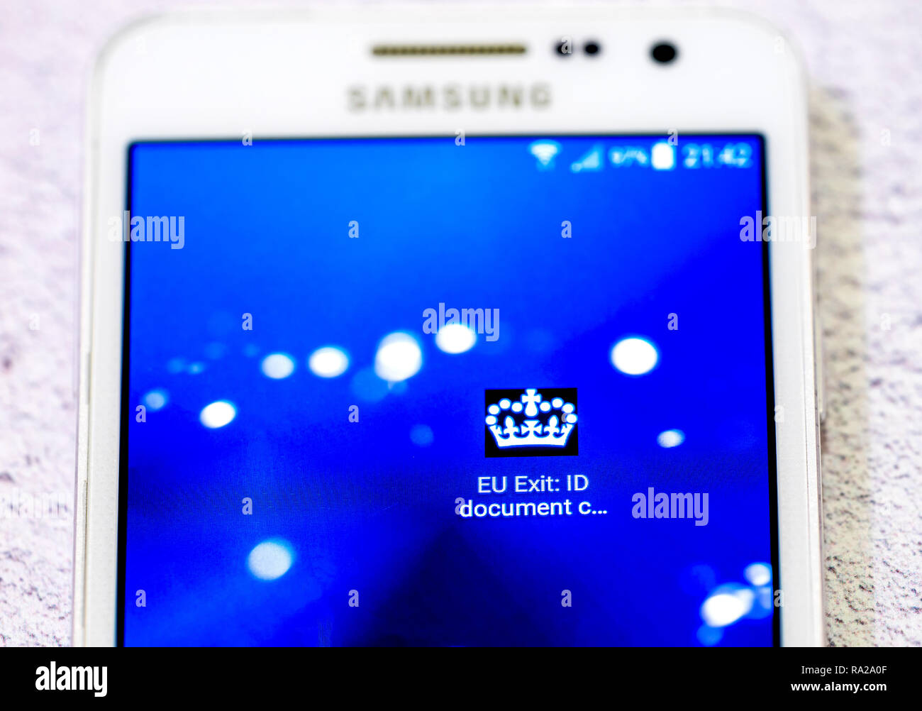 Uscita dell'UE documento identificativo controllare App (applicazione) icona su uno schermo di cellulare sviluppato dall'ufficio a casa per essere utilizzato per applicare per il Regno Unito per liquidare lo stato Foto Stock