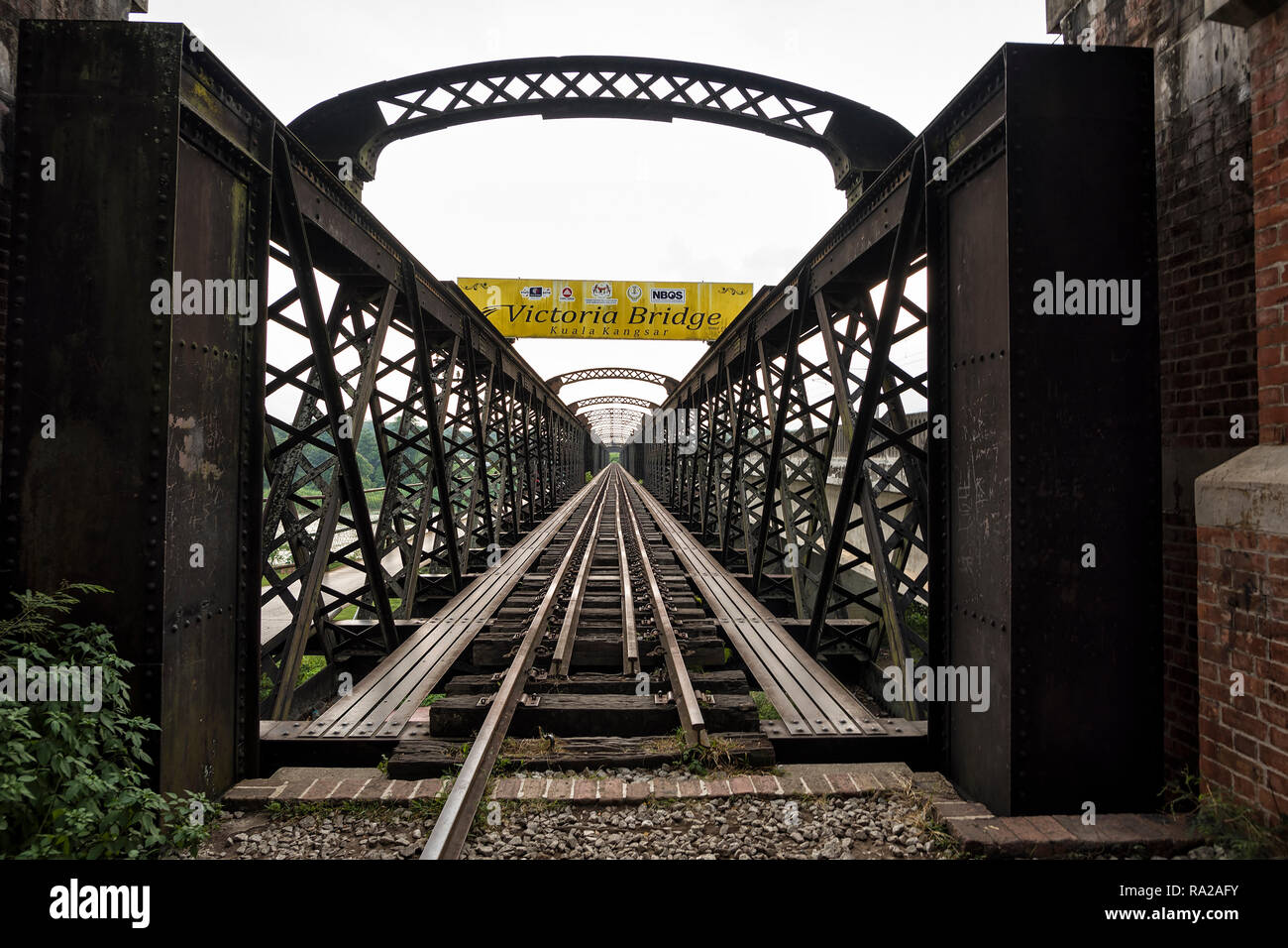 Kuala Kangsar, Malesia - 21 Giugno 2018: Singola via ferrovia Ponte Victoria si trova a Kuala Kangsar, si trova accanto a Sungai Perak, Malesia - uno dei th Foto Stock