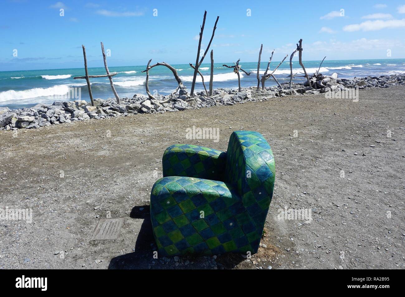 Sedia Scultura su Hokitika Beach, Nuova Zelanda Foto Stock