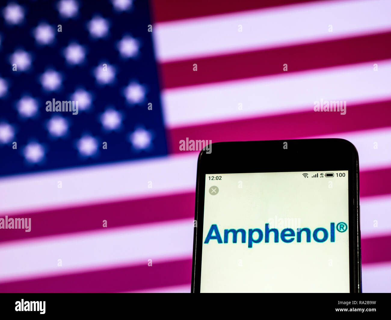 Amphenol cavo in fibra ottica Manufacturing Company logo che si vede visualizzato sul telefono intelligente Foto Stock