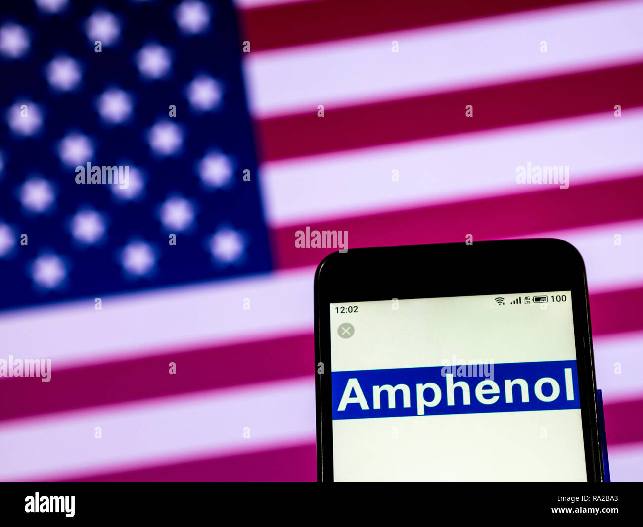 Amphenol cavo in fibra ottica Manufacturing Company logo che si vede visualizzato sul telefono intelligente Foto Stock