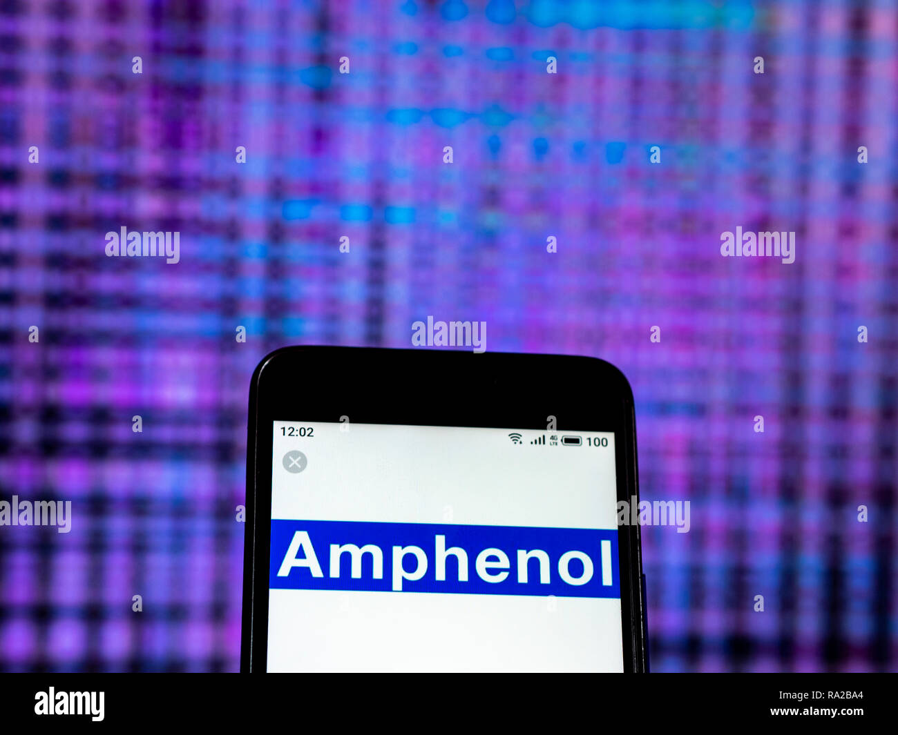 Amphenol cavo in fibra ottica Manufacturing Company logo che si vede visualizzato sul telefono intelligente Foto Stock