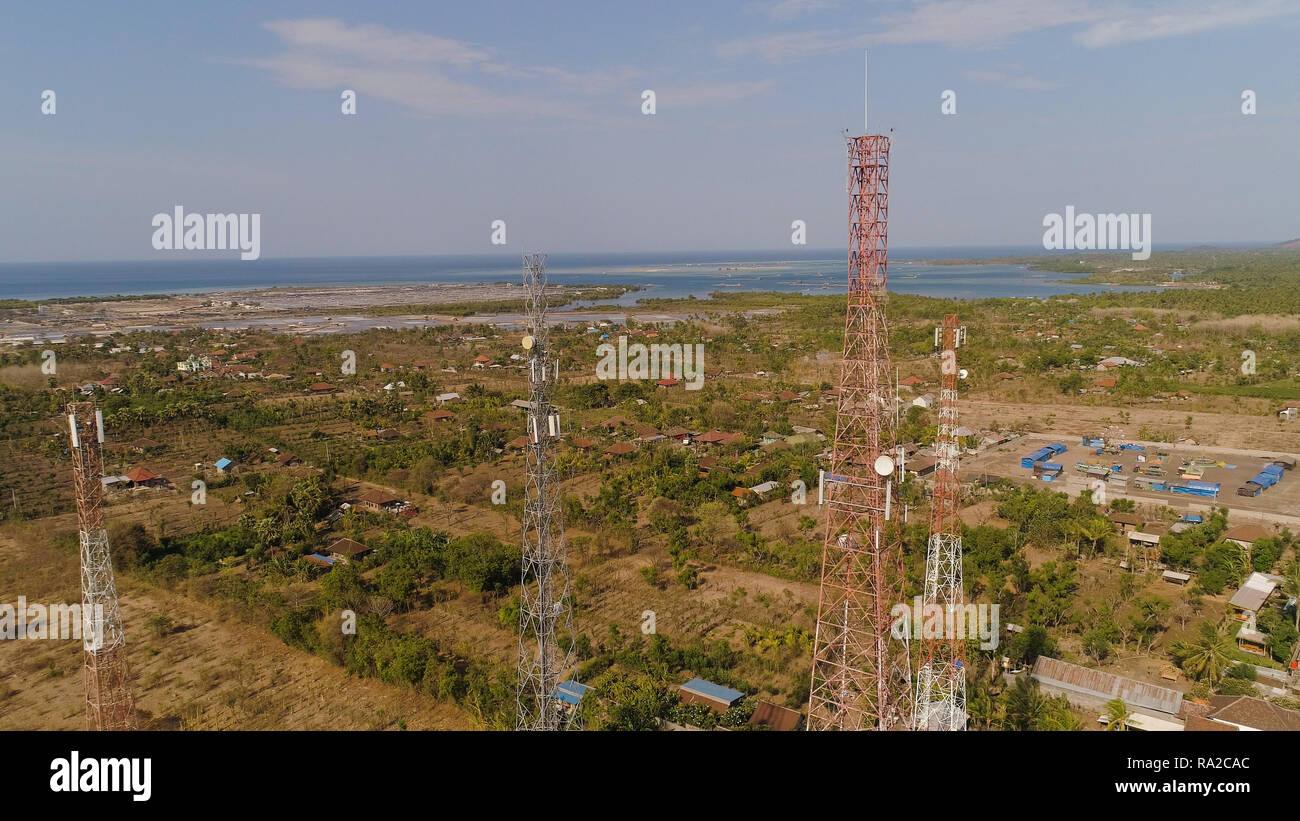 Vista aerea i ripetitori per i cellulari in linea di Bali, Indonesia. Torre di telecomunicazione, antenna di comunicazione sul mare Foto Stock