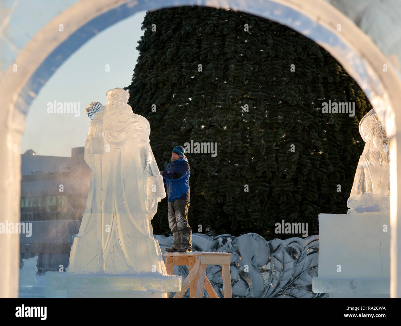 Lo scultore taglia il ghiaccio la figura di Santa Claus per Natale da una motosega ice Foto Stock