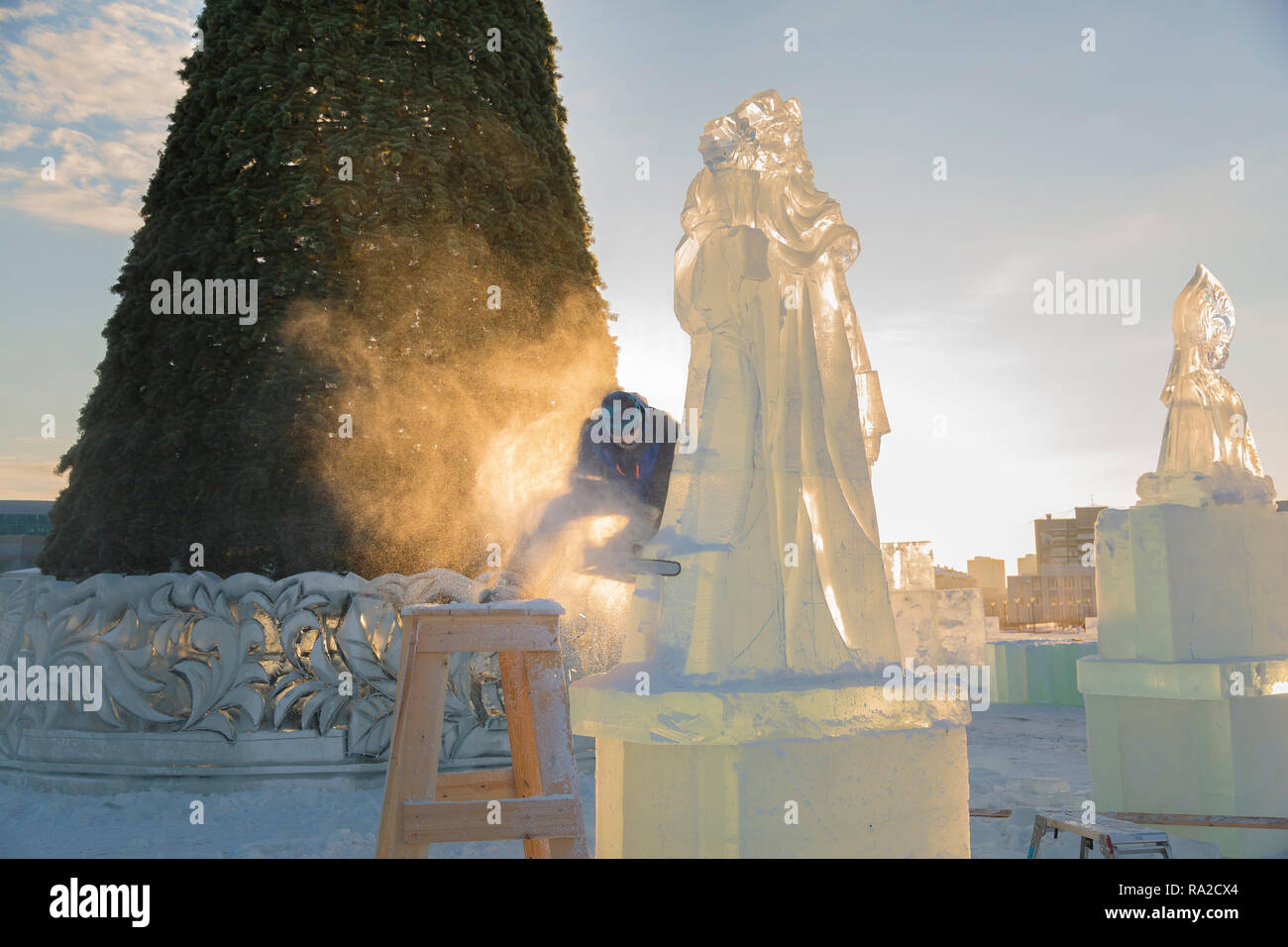 Lo scultore taglia il ghiaccio la figura di Santa Claus per Natale da una motosega ice Foto Stock