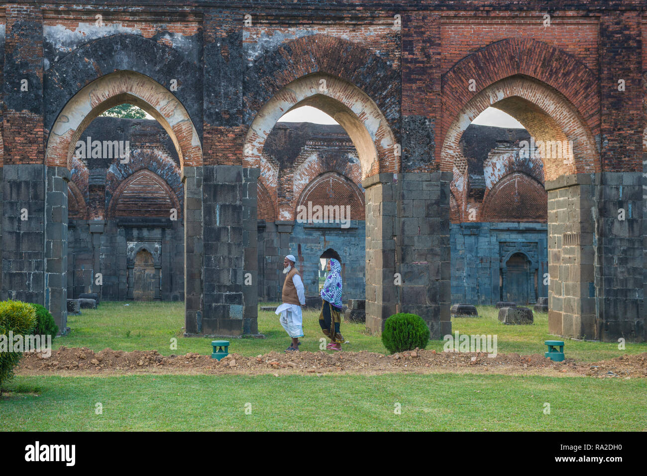 PANDUA, West Bengal, INDIA, anziani giovane musulmano passeggiando attraverso i resti di Adina-moschea Foto Stock
