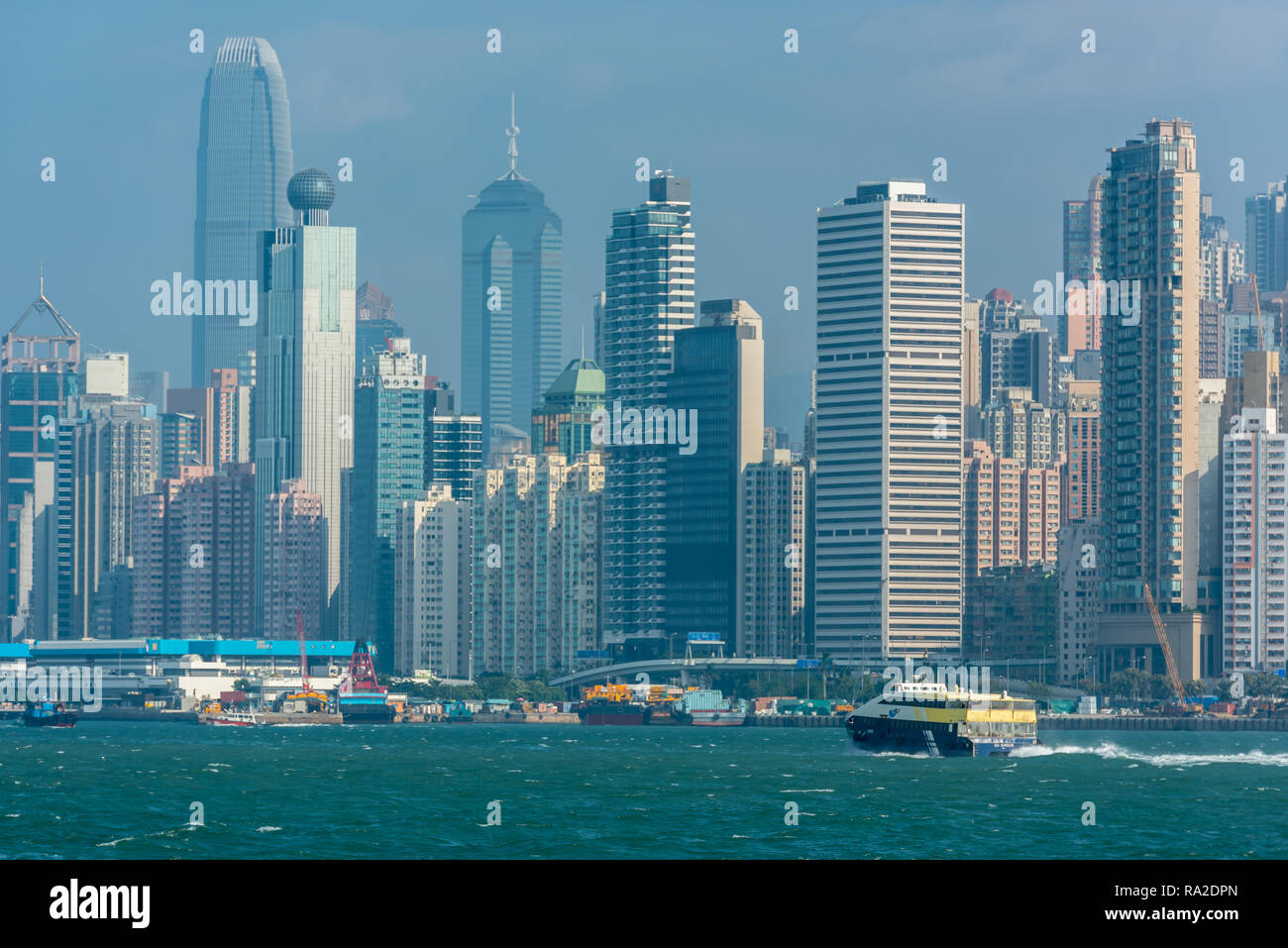 La RAS di Hong Kong e Kowloon Traghetti catamarano, 'Sea superiore', sopraffatte dai grattacieli di Sai Wan, Sai Ying Pun e distretti centrali su Hong Kong Foto Stock