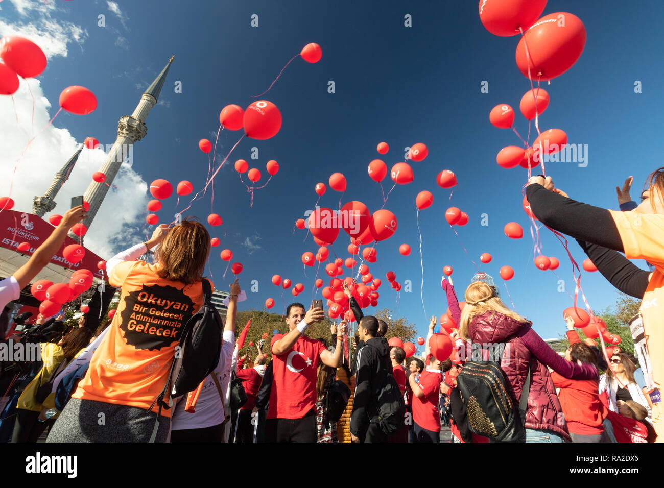 Vacanza in Istanbul, Turchia celebrando in strada Foto Stock