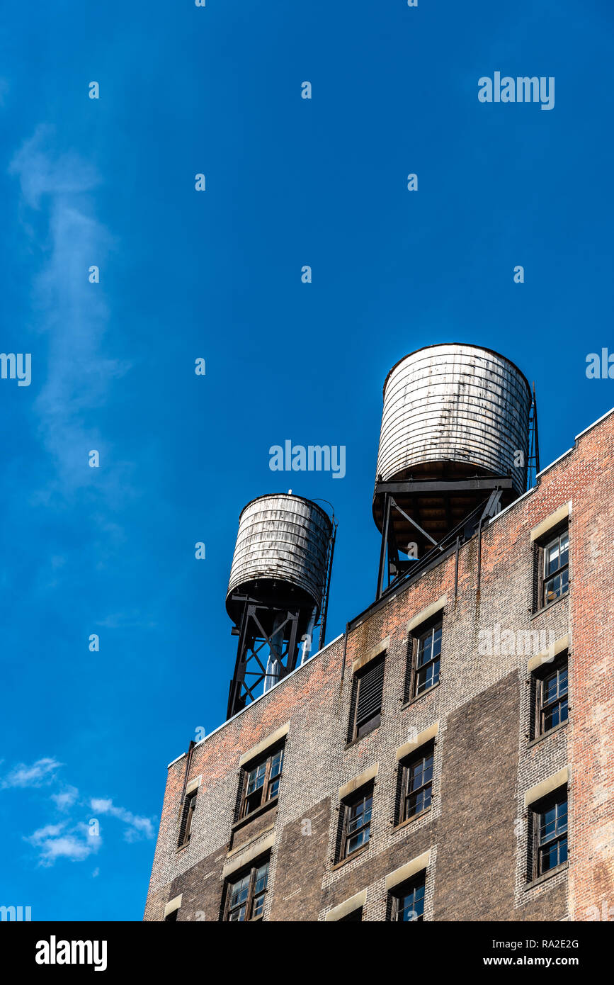 Basso angolo vista di serbatoi per acqua di Tribeca a nord del Distretto di New York City Foto Stock
