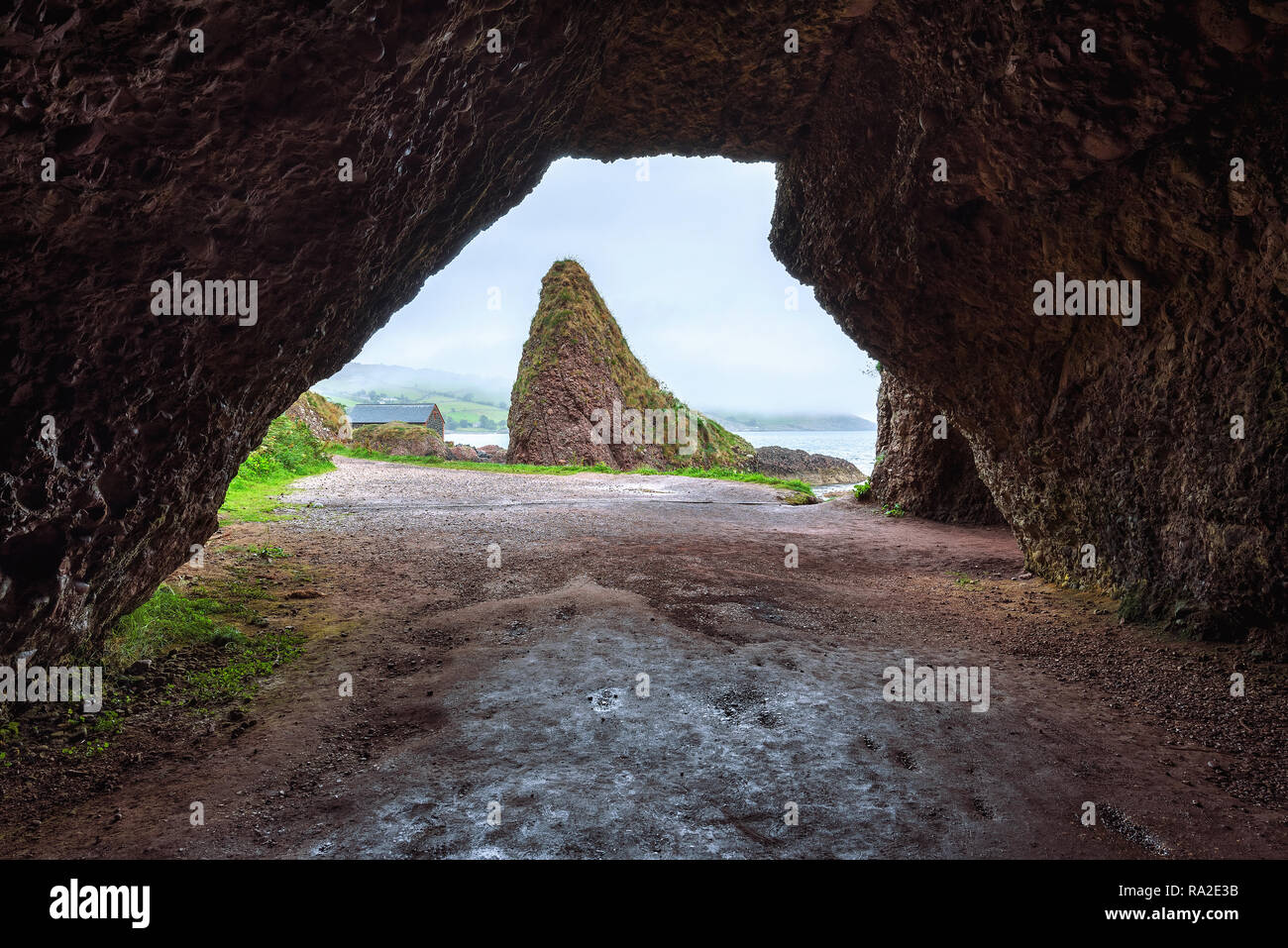 Cushendun grotta in Irlanda del Nord Foto Stock
