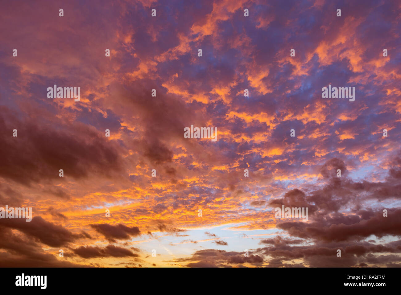 Incredibile cloudscape sul Cielo di tramonto dopo la pioggia. Foto Stock