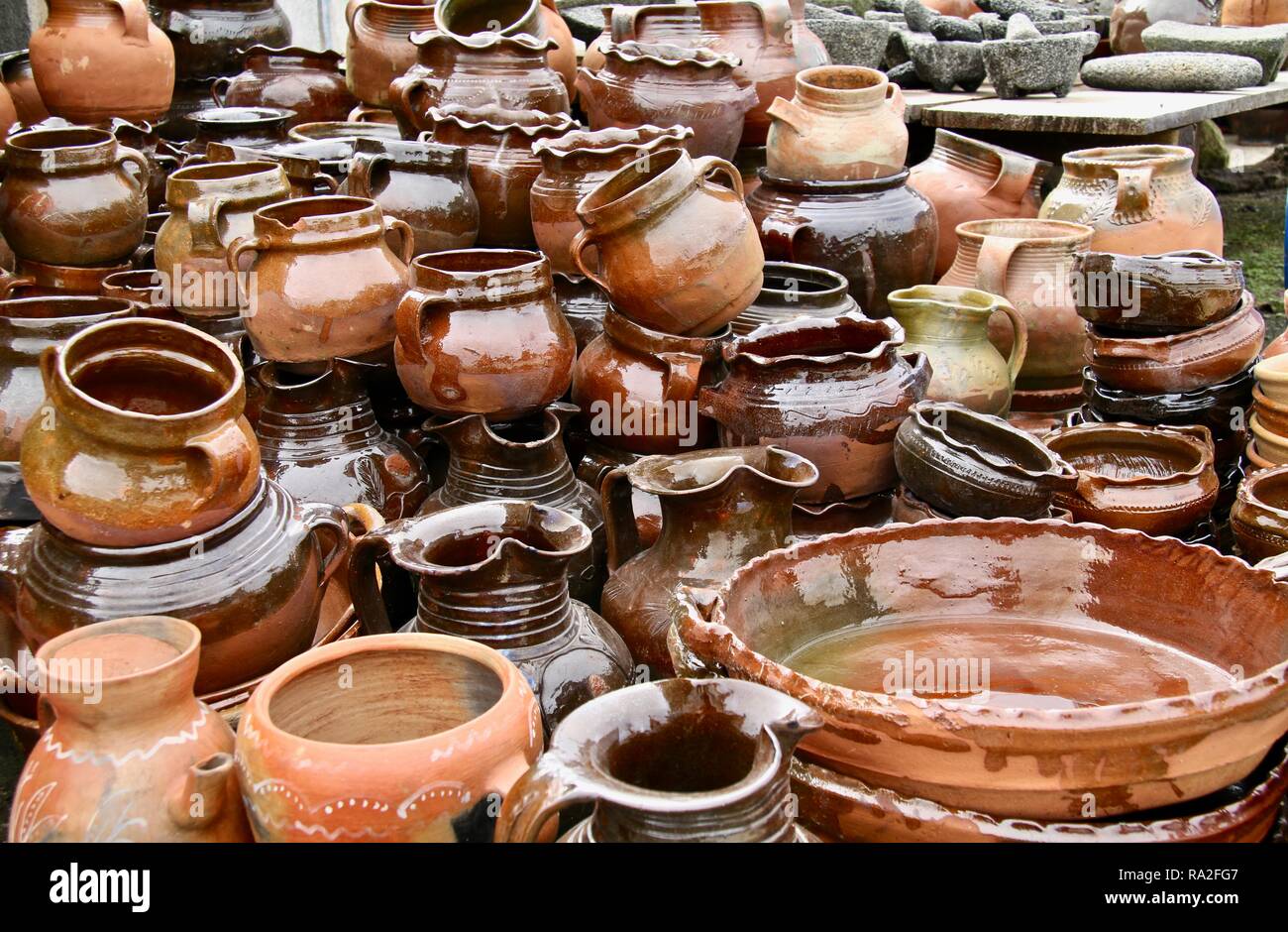 Diversi dimensionata e sagomata in ceramica vasi, ciotole e piatti di servizio utilizzato per la cottura in Guatemala. Foto Stock