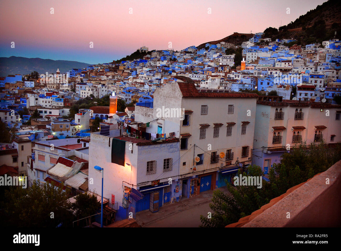 Luce della Sera su Chefchaouen, Marocco blu della città. Foto Stock