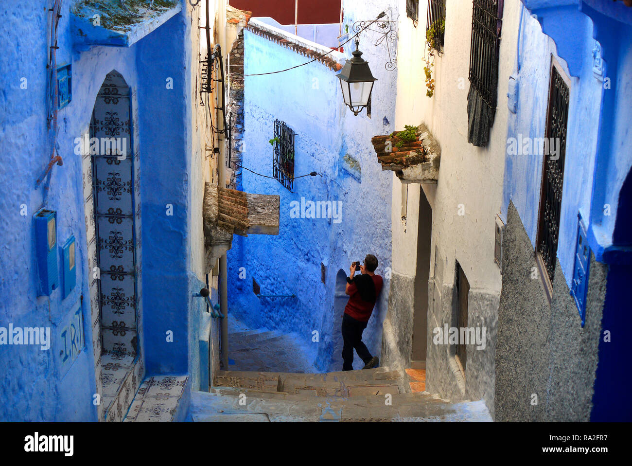 Un turista scattare una fotografia a Chefchaouen, Marocco blu della città. Foto Stock