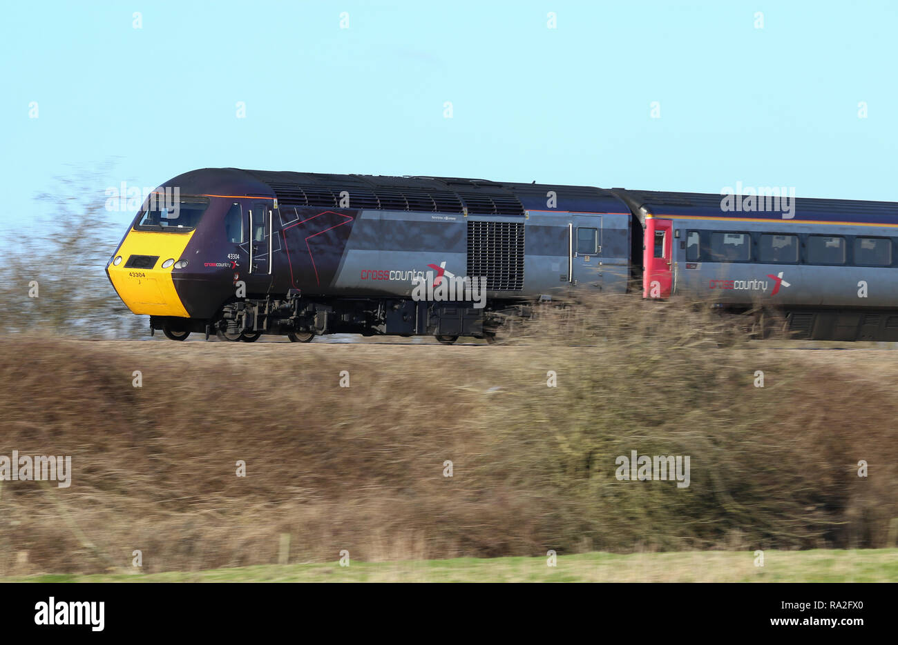 Intercity 125 Treno ad alta velocità classe 43 locomotive diesel, numero 43304, viaggiando attraverso Staffordshire in Inghilterra. Foto Stock