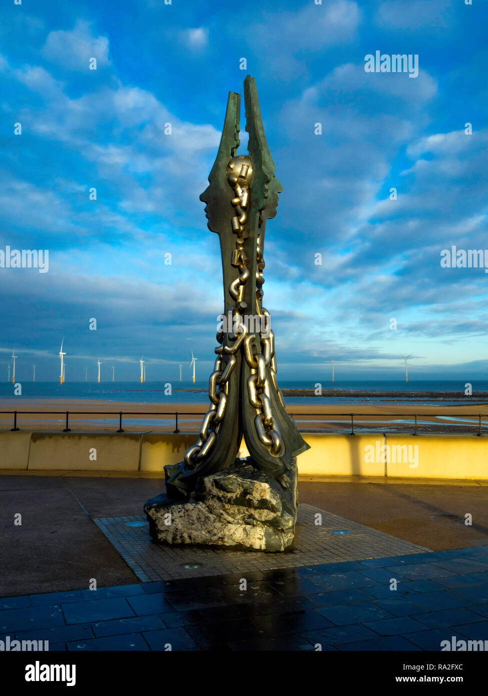 Un pezzo di arte pubblica su Redcar fronte mare Sinterlation dallo scultore Ian Randall celebra l'acciaio locale rendendo la tradizione Foto Stock