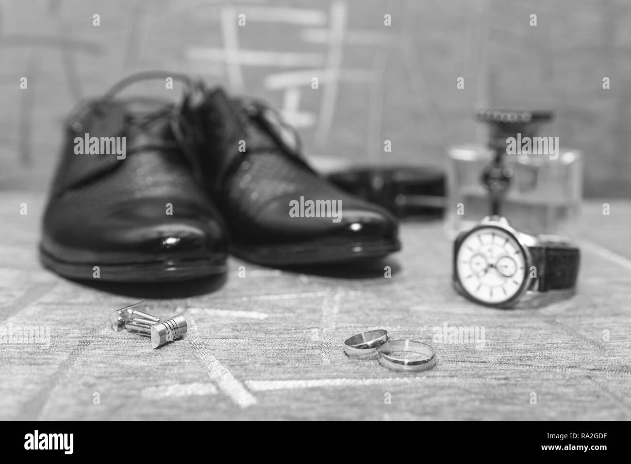 Set di accessori per la Sposa dello sposo: anelli, scarpe, cinghie, orologi, Gemelli e profumi: anelli, scarpe, cinghie, orologi, Gemelli e profumi Foto Stock