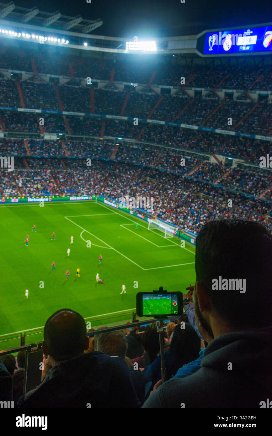 Gli spettatori durante la Champions League Football Match. Santiago Bernabeu, Madrid, Spagna. Foto Stock