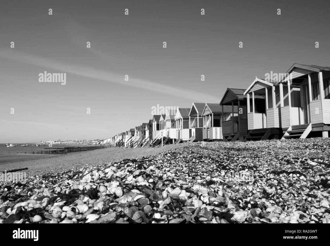 Immagine in bianco e nero della spiaggia di capanne a Thorpe Bay, vicino a Southend-on-Sea, Essex, Inghilterra Foto Stock