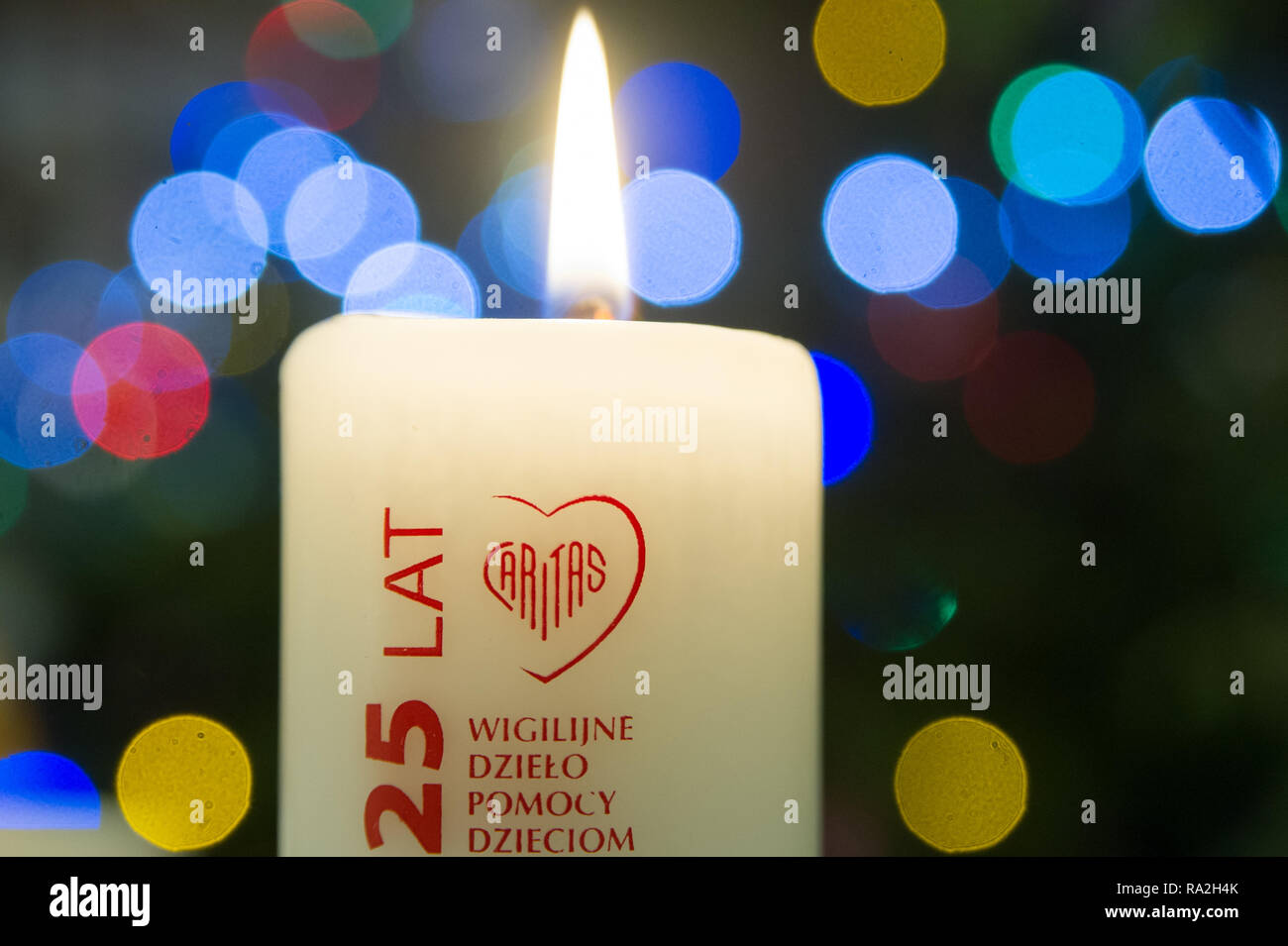 Christmas candle distribuiti dalla Caritas Polonia per raccogliere fondi per sostenere i bambini. Vigilia di Natale 24 dicembre 2018 © Wojciech Strozyk / Alamy S Foto Stock