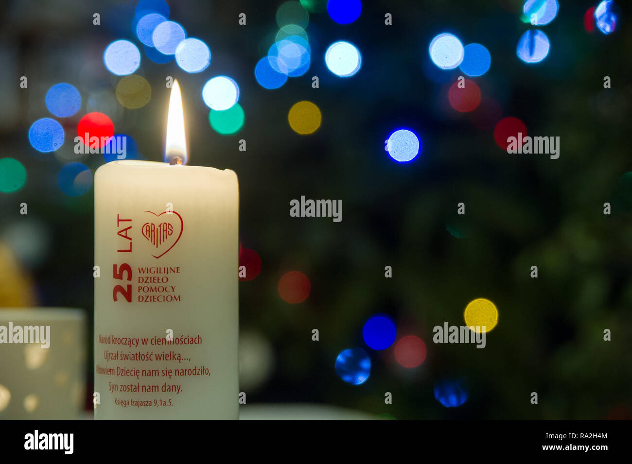 Christmas candle distribuiti dalla Caritas Polonia per raccogliere fondi per sostenere i bambini. Vigilia di Natale 24 dicembre 2018 © Wojciech Strozyk / Alamy S Foto Stock