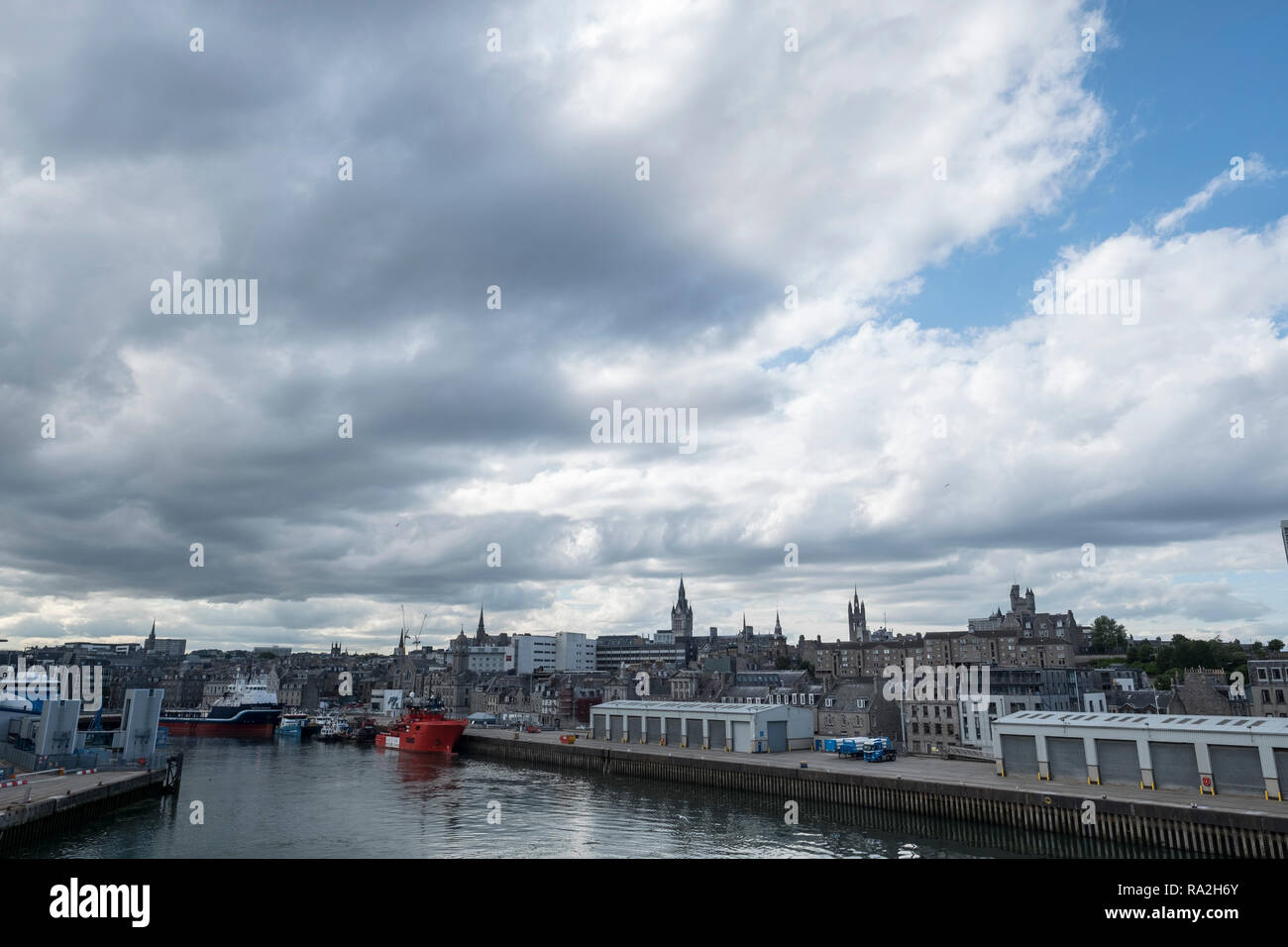 Vista panoramica del porto di Aberdeen, Scozia con navi, delle banchine e dei magazzini in un giorno nuvoloso Foto Stock