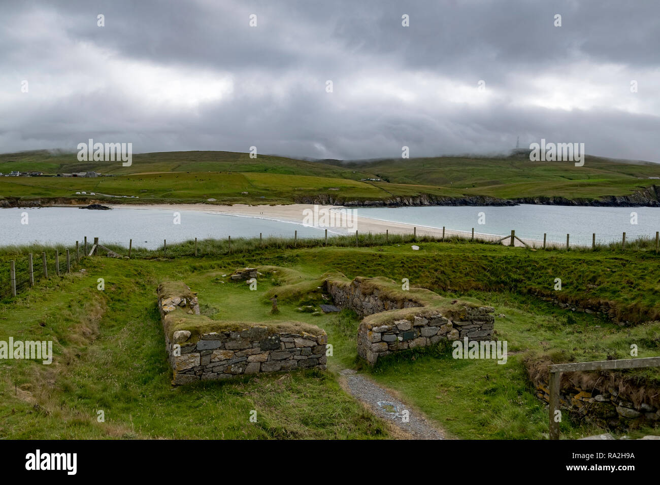 I resti della fondazione di San Ninian's cappella, un sito archeologico dove Pictish tesori sono stati trovati nelle isole Shetland, Scozia Foto Stock