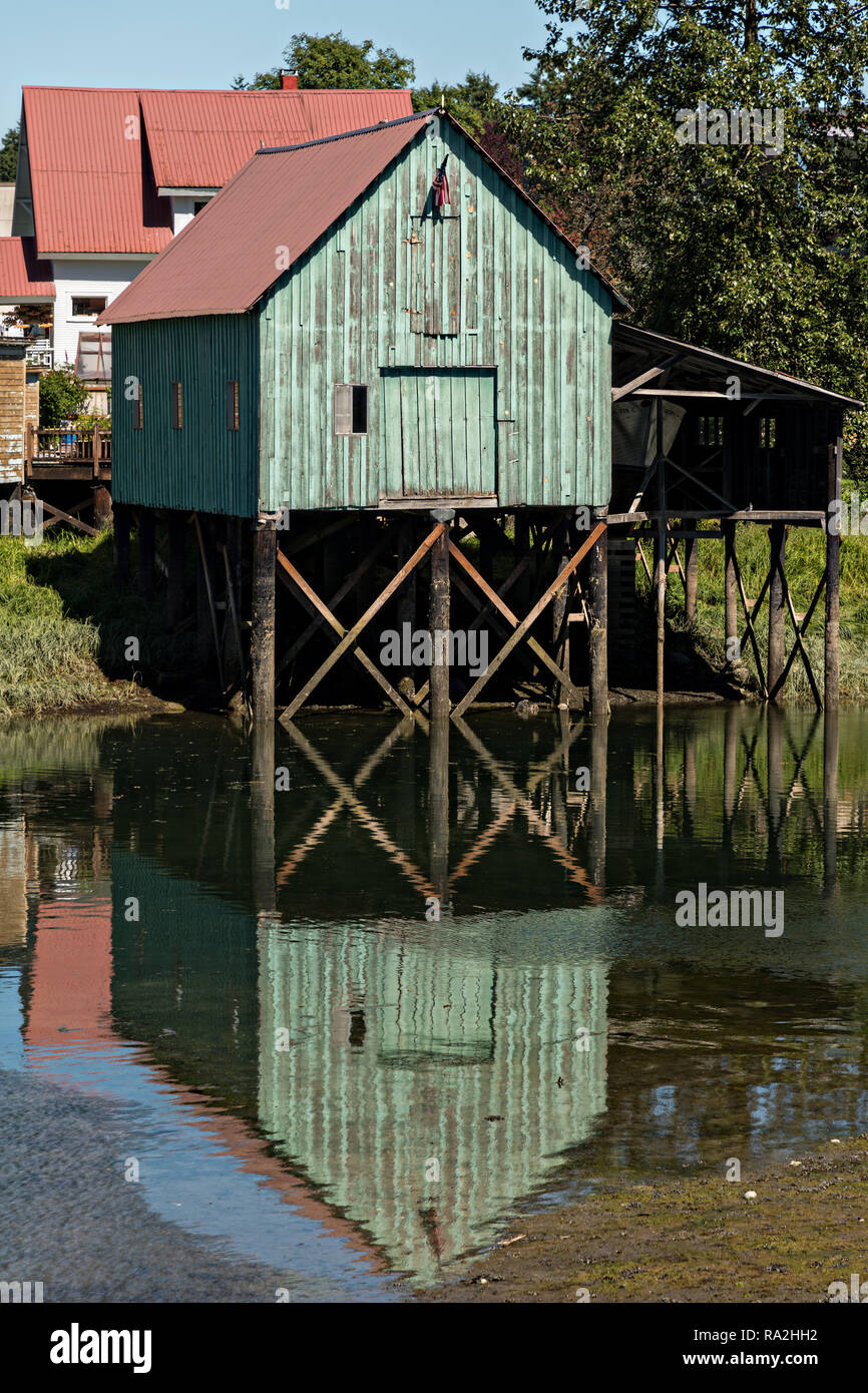 Un vecchio legno barca stilt house sul martello Slough a Pietroburgo, Mitkof Island, Alaska. Pietroburgo estinta da immigrato norvegese Peter Buschmann è nota come Piccola Norvegia a causa della elevata percentuale di persone di origine scandinava. Foto Stock
