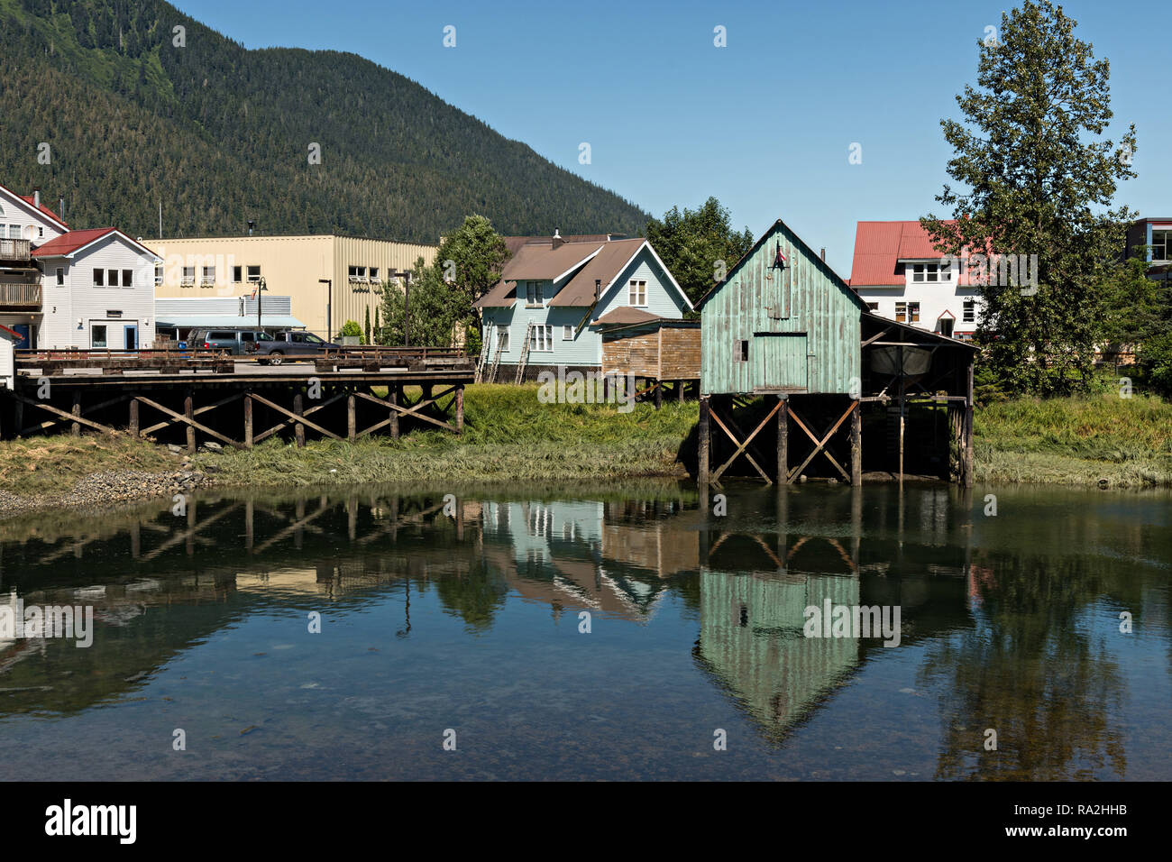 Un vecchio legno barca stilt house sul martello Slough a Pietroburgo, Mitkof Island, Alaska. Pietroburgo estinta da immigrato norvegese Peter Buschmann è nota come Piccola Norvegia a causa della elevata percentuale di persone di origine scandinava. Foto Stock