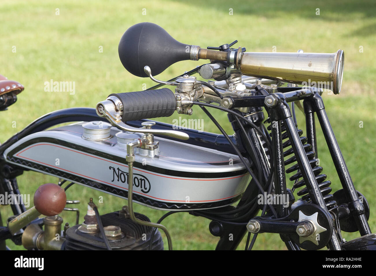Vintage moto con la leva del cambio sul manubrio per funzionare con il  pollice e il dito indice della mano destra Foto stock - Alamy