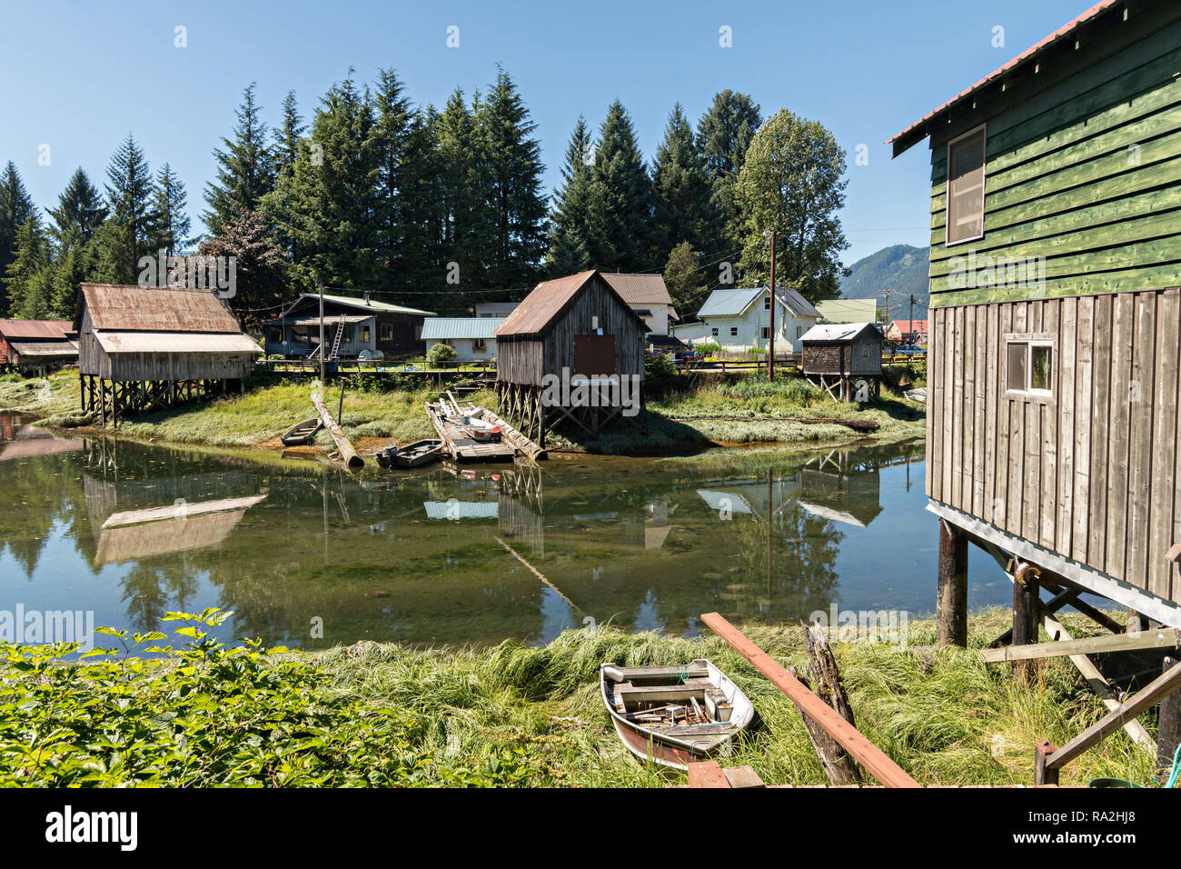 Il vecchio legno case stilt sul martello Slough a Pietroburgo, Mitkof Island, Alaska. Pietroburgo estinta da immigrato norvegese Peter Buschmann è nota come Piccola Norvegia a causa della elevata percentuale di persone di origine scandinava. Foto Stock