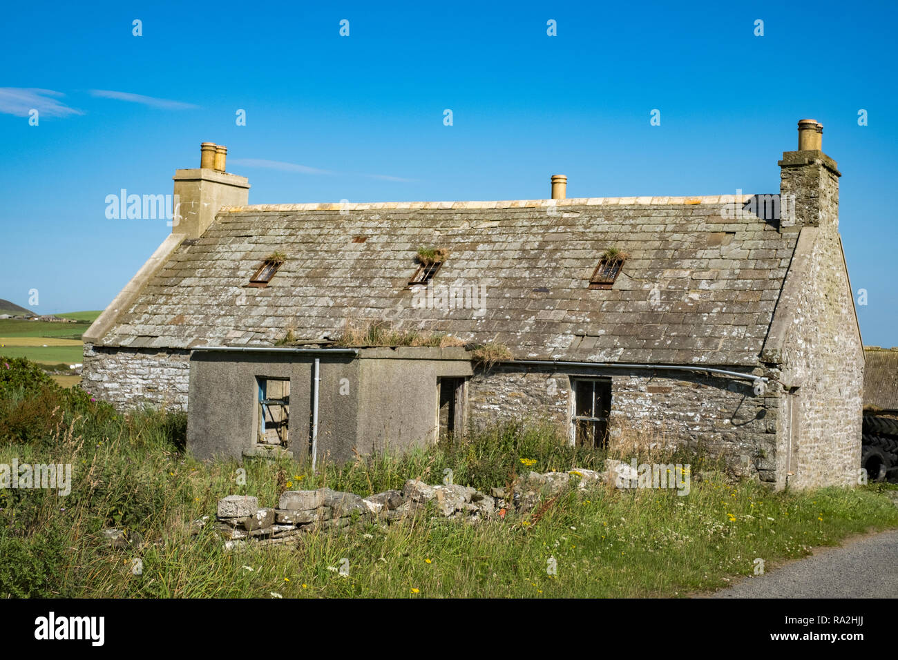 Un vecchio abbandonato il Croft di pietra di una casa con un muro di pietra sulla terraferma isola delle isole di Orkney in Scozia settentrionale Foto Stock