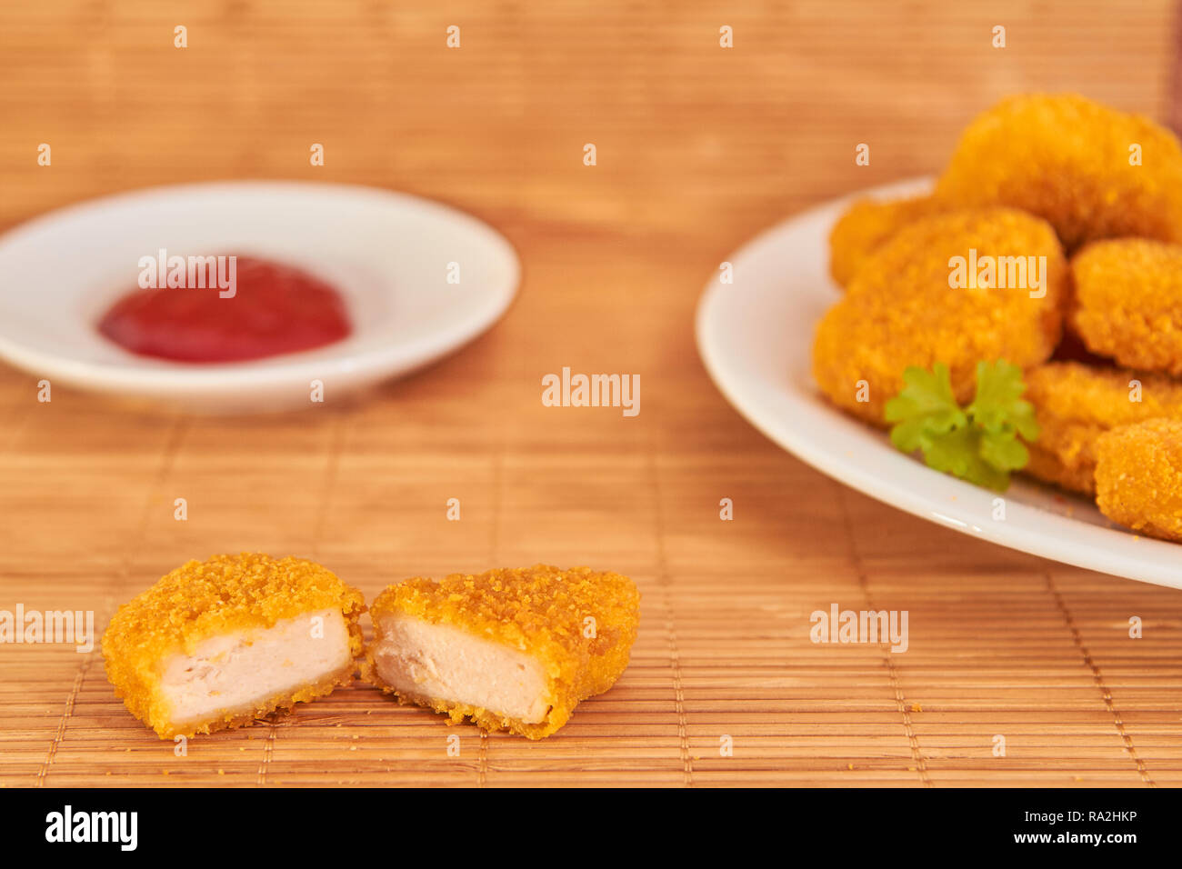 Deliziosa Fried Chicken Nuggets con salsa Foto Stock