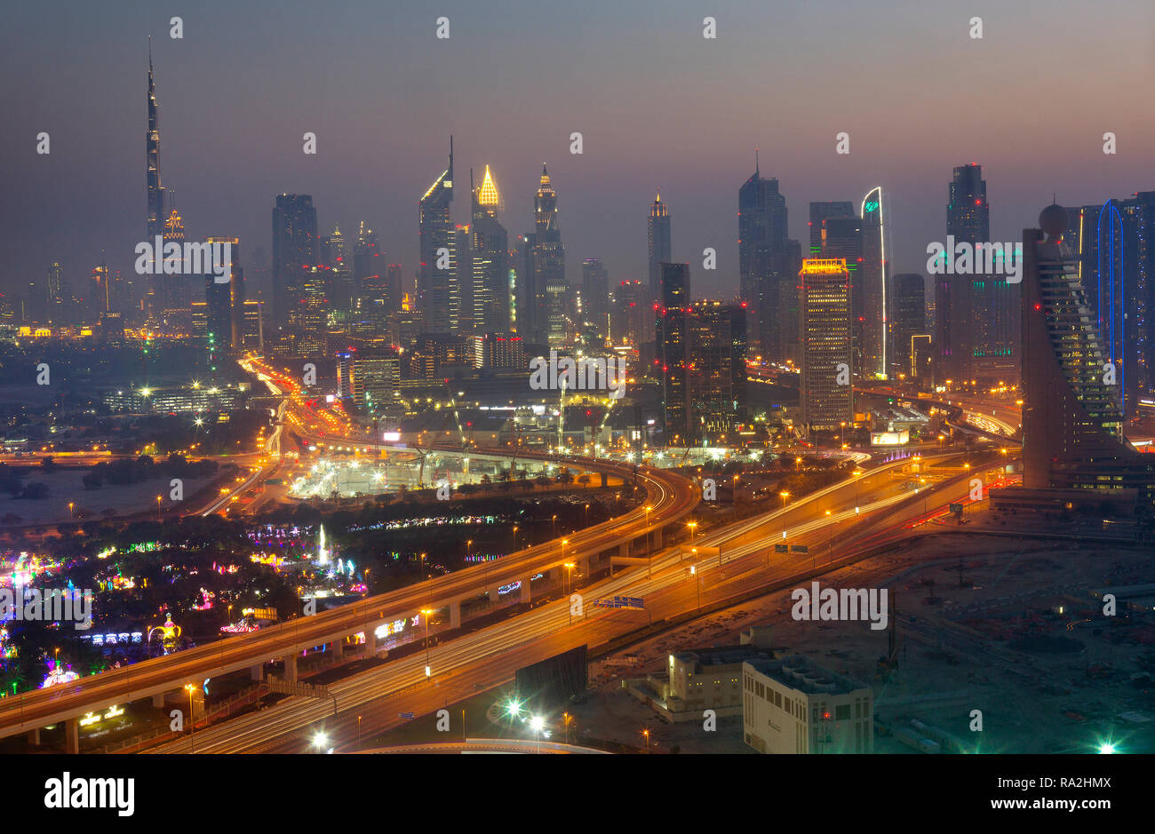 28.03.2018, Dubai, Dubai, Vereinigte Arabische Emirate, Blick vom telaio Dubai auf die Skyline am Abend. 00S180328D210CARO.JPG [modello di rilascio: NON APPL Foto Stock