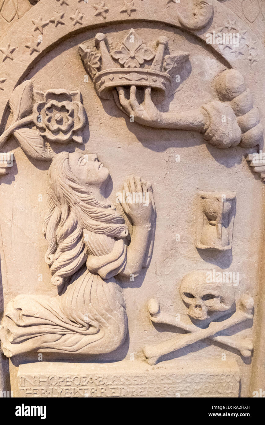 Artistico e simbolico in dettaglio la pietra tombale di Maria giovani dal 1750 in San Magnus Cathedral, Kirkwall, Orkney Islands Foto Stock