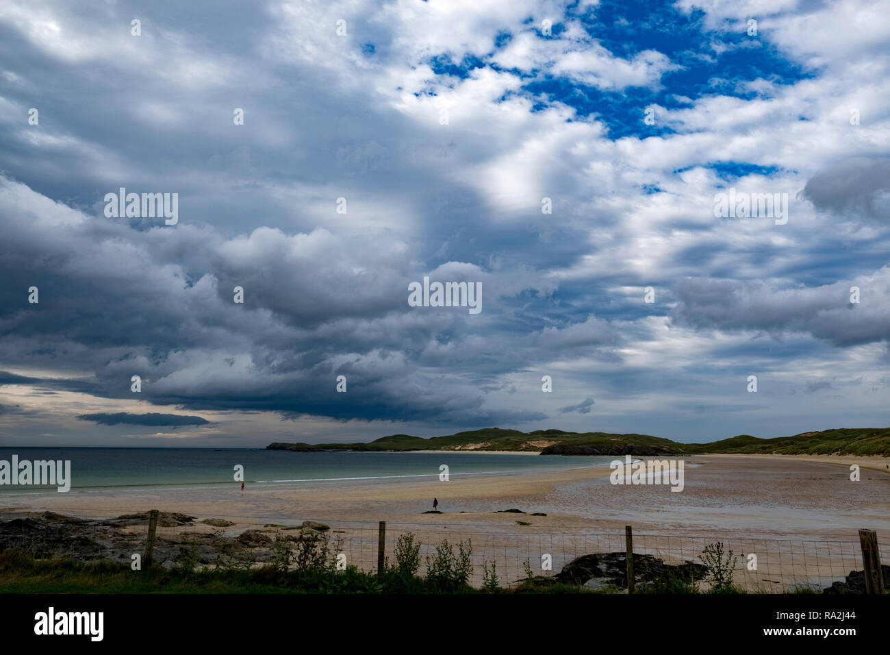 Un ampio deserta spiaggia di sabbia sul Kyle di Durness al punto più settentrionale della costa scozzese nelle Highlands scozzesi Foto Stock