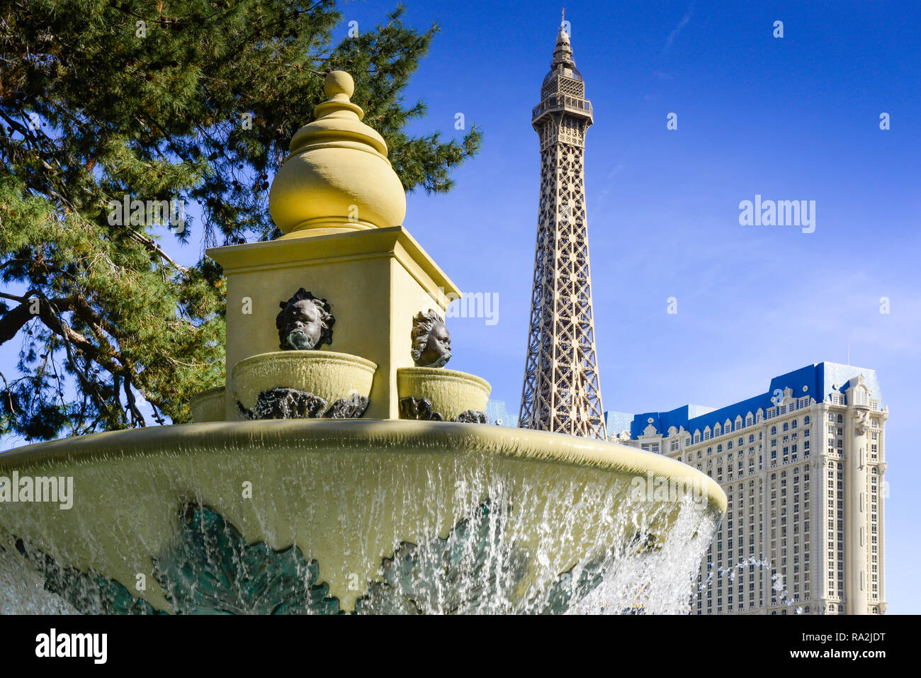 Bella del vecchio mondo fontana di acqua nella parte anteriore del Belliago Hotel & Casino con vista su tutta la striscia al Paris Las Vegas Hotel a Las Vegas, nanovolt Foto Stock