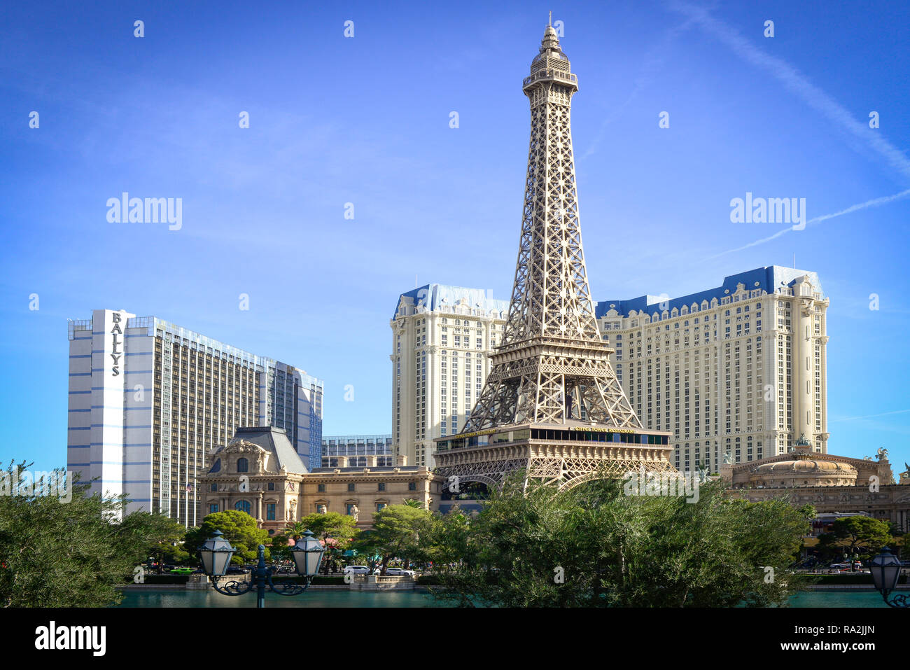 Vista sul lago del Paris Las Vegas Hotel e Casinò sulla Strip di Las Vegas con la replica del Effiel tower a Las Vegas, nanovolt Foto Stock