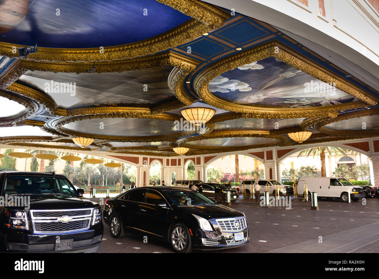 Stile Renassancie quadri in cornici dorate sul soffitto della coperta area parcheggio con parcheggiatore al Venetian Las Vegas Resort hotel e casinò di Las Foto Stock