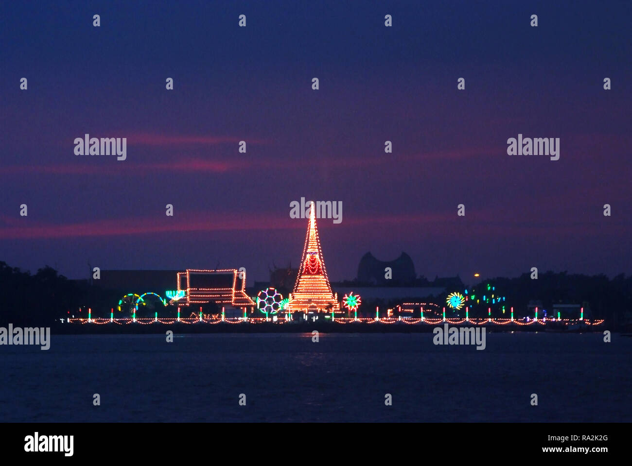 Il tempio Phra Samut Chedidecorated durante un festival tempio, la luce riflessa nell'del Fiume Chao Praya, in Samut Prakan, Thailandia Foto Stock