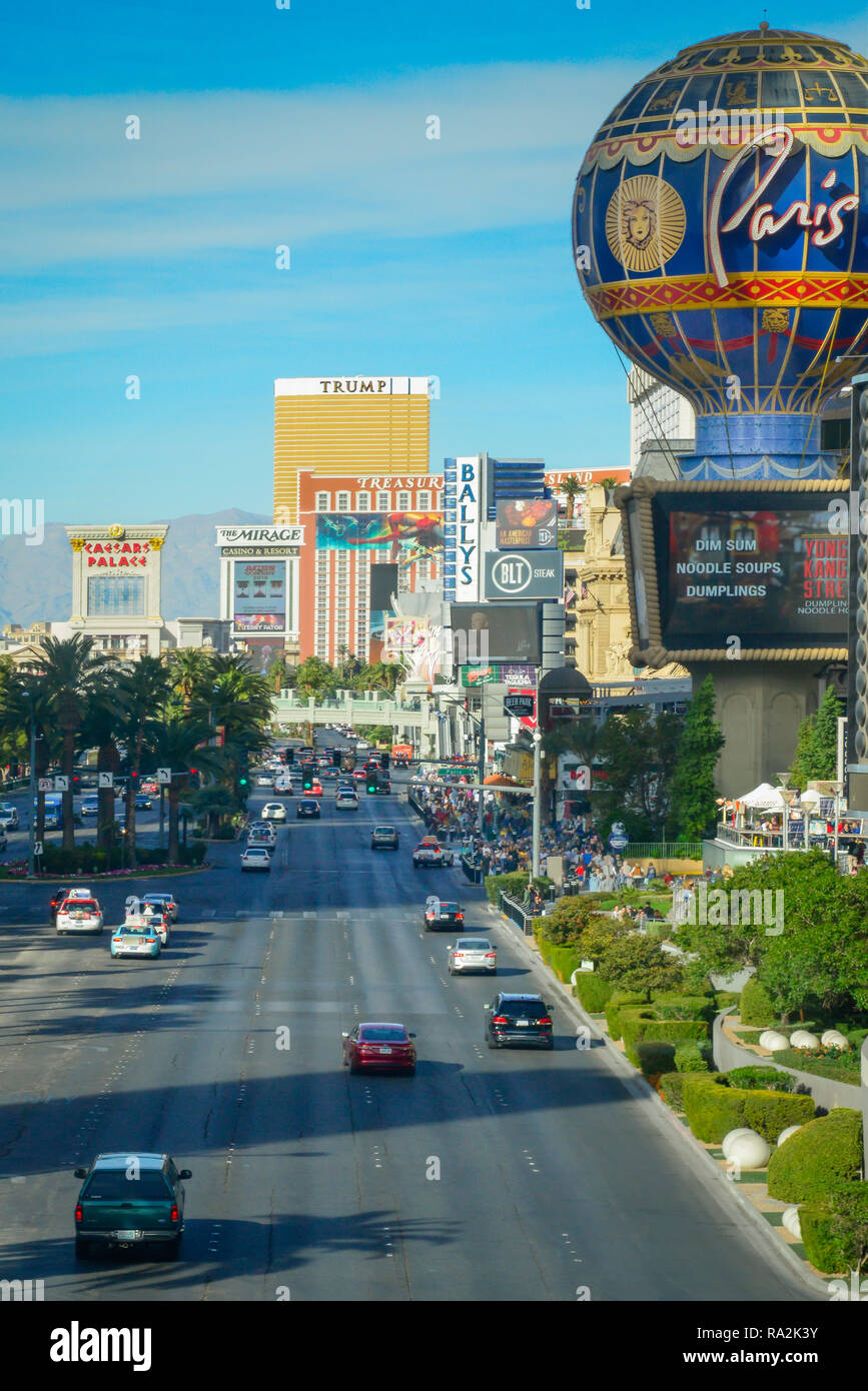 Vista in elevazione del traffico sulla Strip di Las Vegas con numerosi hotel e casinò e palme di rivestimento del famoso drive in Las Vegas, nanovolt Foto Stock