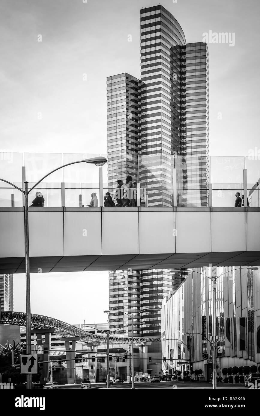 Le persone che visualizzano il Las Vegas Strip area da un ponte pedonale sulla Strip di Las Vegas, NV ha un vibe futuristico, in bianco e nero Foto Stock