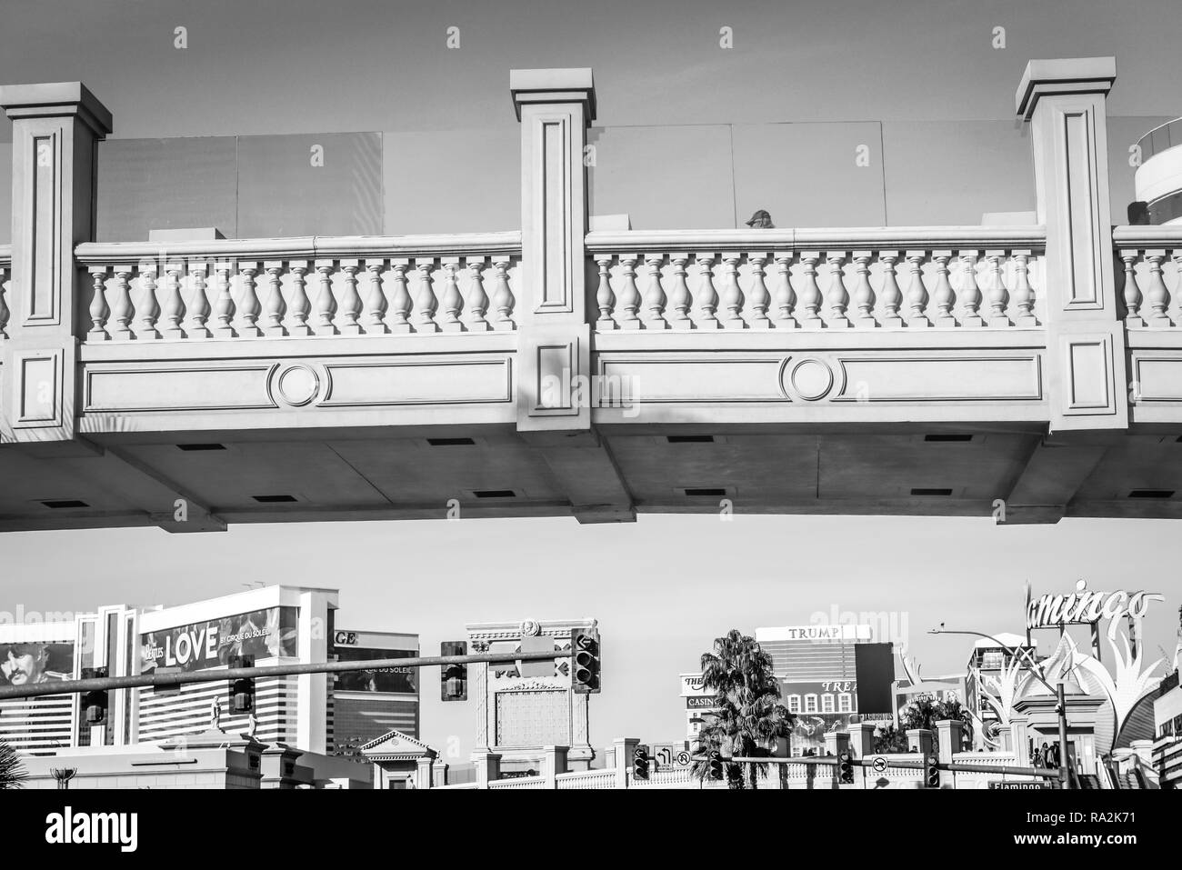 Un ponte pedonale che conduce dal Caesars Resort Hotel e Casinò sulla Strip di Las Vegas con una vista di molti casinò e hotel a distanza in Las Foto Stock
