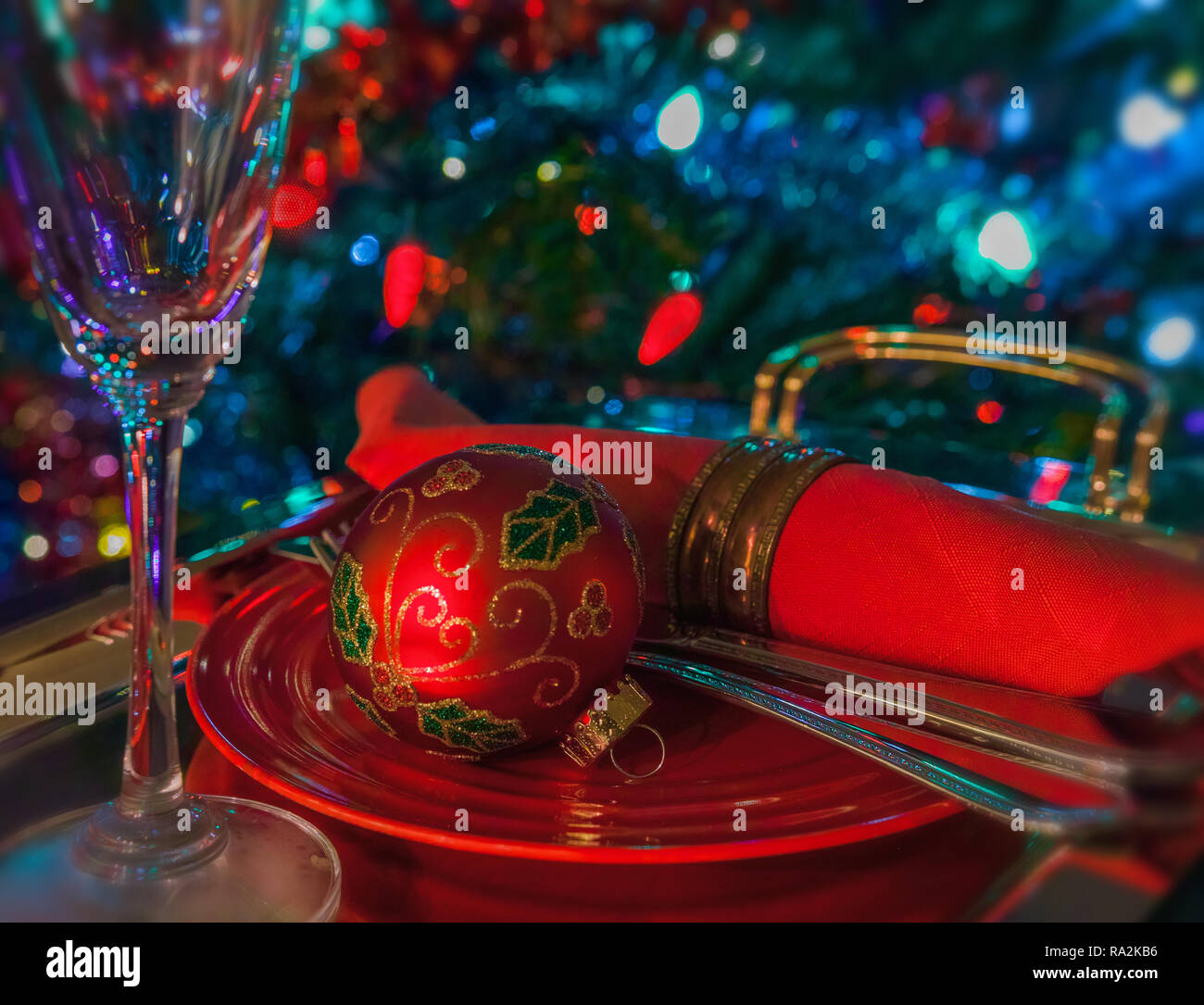 Un servizio al tavolo preparato per Natale o Capodanno. Foto Stock