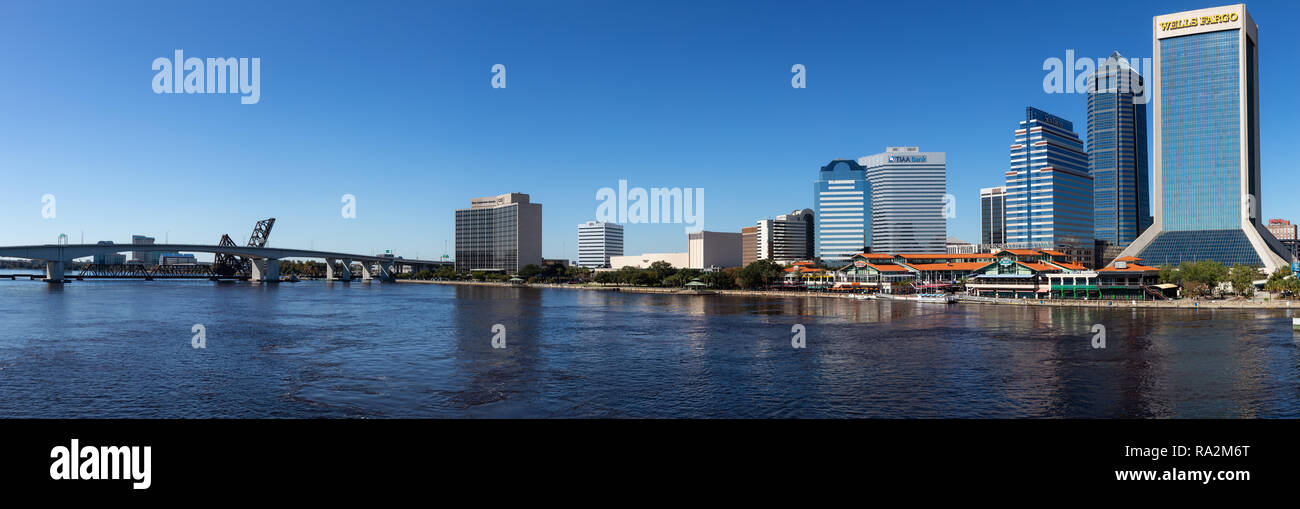 Jacksonville, Florida, Stati Uniti - 30 Ottobre 2018: vista panoramica di una Downtown skyline della città nel corso di una vivace giornata di sole. Foto Stock