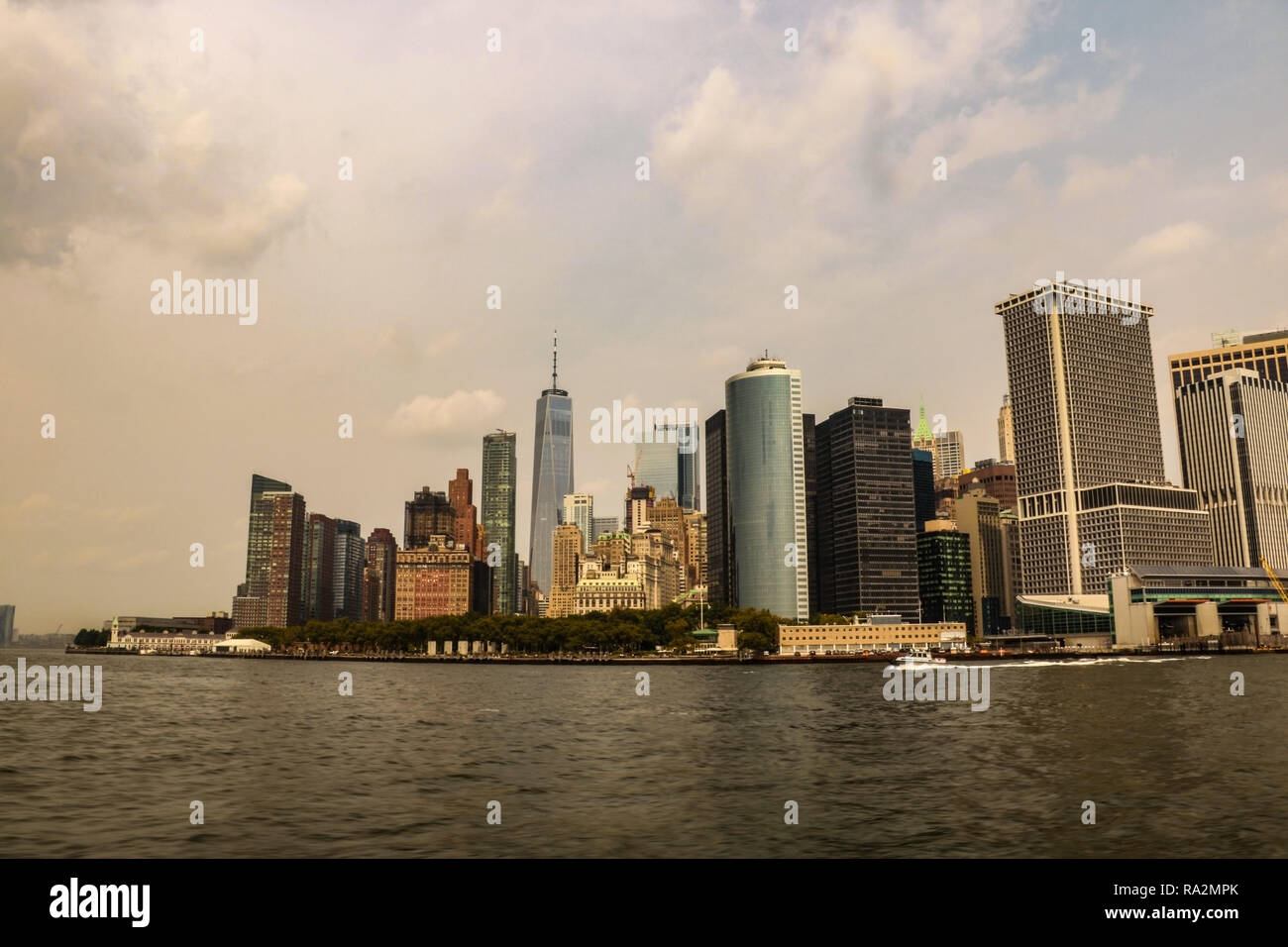 New York skyline della città di giorno nuvole sole blu ora d'oro Foto Stock