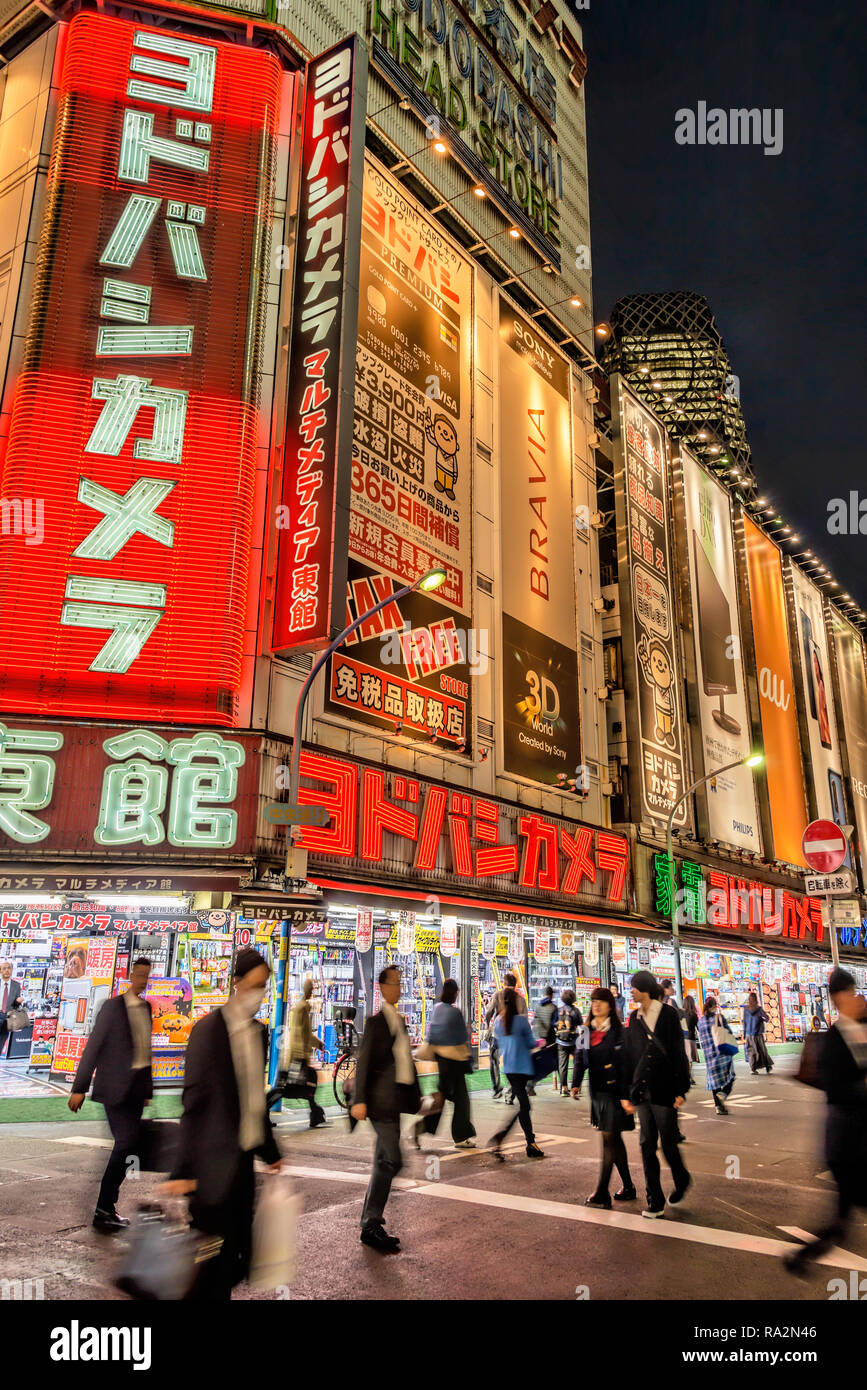 I negozi del dipartimento fotografico Yodobashi a Nishi Shinjuku di notte, Tokyo, Giappone Foto Stock